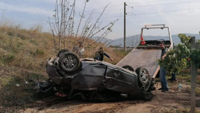 Bağa uçan otomobilde bulunanlar yaralandı