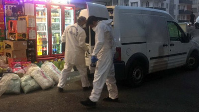 Balkondan yarı çıplak arabanın üzerine düştü