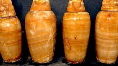 Mısır'da hazine bakanının 2500 yıllık mezarı özel odada bulundu. Hazine avcıları kafasını taşlara vuruyor