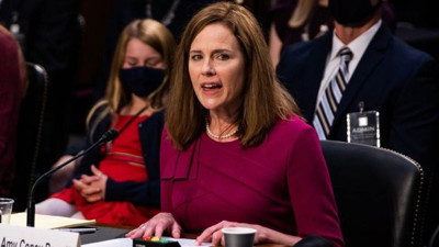 Amy Coney Barrett oylamada 52 evet oyu aldı. Trump'ın Yüksek Mahkeme adayı Barrett'ı onayladı