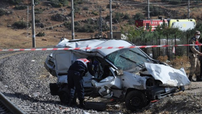 Gaziantep'te hemzemin geçitte kaza. 1'i çocuk 2 kişi hayatını kaybetti