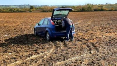 Tarlanın ortasında aganigi yaparken çamura saplandılar. Çekici geldiğinde rezil oldular