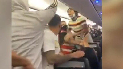 Porto Riko seferinde olay görüntü. Polis, azgın kadını uçağın içinde tabancayla vurdu. İşte zaptedilemeyen kadının son hali