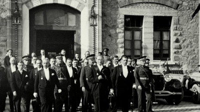 Meclis önünde Atatürk’ün fotoğrafçısının çektiği bu fotoğraf neden iki kere çekildi biliyor musunuz, Öğrenince Ata’nın büyüklüğüne yine şapka çıkaracaksınız