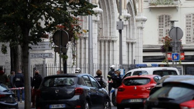 Fransa'da sular durulmuyor. Bir kadının kafası kesildi ölü ve yaralılar var. Kan donduran saldırı