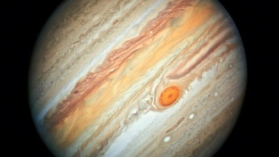 NASA'nın koridorlarında herkes bu olayı konuşuyor. Jüpiter atmosferinde elfler ve periler görüldü. Görünüp görünüp kayboluyor