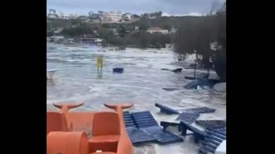 İzmir'de deprem denizi taşırdı, Tsunami benzeri görüntüler ortaya çıktı