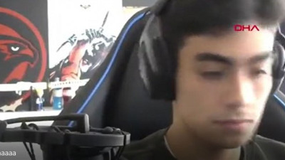 Depreme bilgisayar oyunu oynarken yakalandı