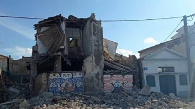 Deprem komşuyu da vurdu, Yunanistan'da da binalar yıkıldı