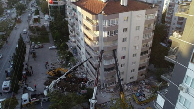 Çılgın Türkler. İzmir'de yan yatan 11 katlı binayı vinçler ayakta tutuyor. Hayat kurtarmak için ölümü göze alıyorlar