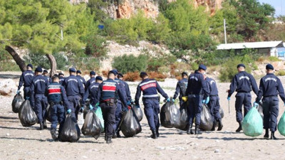 Jandarma ekipleri, ziyaretçiye kapalı plajda 2402 torba çöp topladı