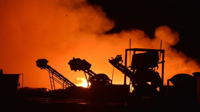 Enerji tesisine yıldırım düştü. Tonlarca pamuk ve mısır balyaları küle döndü