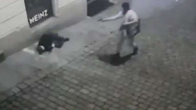 Duvara dayandı dondu kaldı katil geldi onu buldu. Viyana'daki saldırının yeni görüntüleri ortaya çıktı