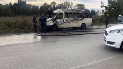 Ortakları ile sorun yaşayan şahıs, minibüsü cayır cayır yaktı