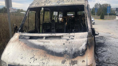 Pireye kızdı minibüsünü yaktı