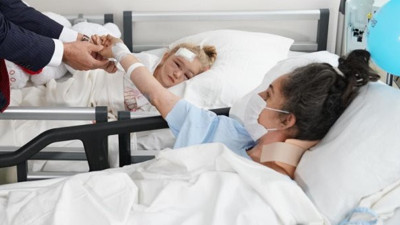 65 saat sonra enkazdan kurtarılan Elif, ailesiyle buluştu. Hastanede duygu dolu anlar