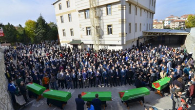 Depremde ölen babaanne ile 4 torunu gözyaşlarıyla uğurlandı