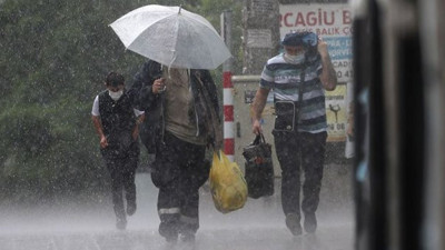 Dışarı çakacaklar dikkat. İstanbullular sabaha sağanak yağışla uyandı. Meteoroloji'den 18 il için uyarı.