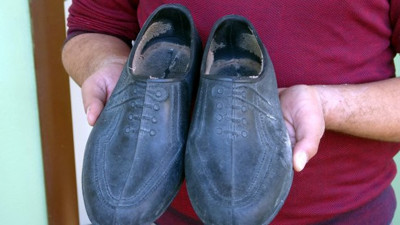 Çarığın içindeki notu okudu şok üstüne şok yaşadı. Van'da yeni aldığı ayakkabısının yerinde çarık buldu