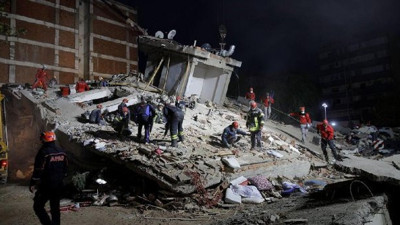 Enkaz altındaki emekli öğretmenden yaşama tutunuş dersi. Kendisi dahil 3 kişi sağ kurtarıldı