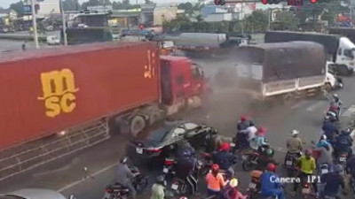 Kontrolünü kaybeden TIR sürücüsü araçların arasına daldı