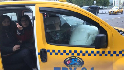 Taksim'de araç dubaya çarptı turist şok geçirdi