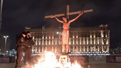Rusya'nın göbeğinde akılalmaz olay. Kendini çarmıha gerip ateşe verdi