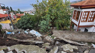 Okul bahçesinin istinat duvarı çöktü