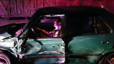 Sapanca'da kafa kafaya çarpışan otomobilin içinden itfaiye çıkarabildi