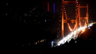 İstanbul'da köprü turuncuya boyandı