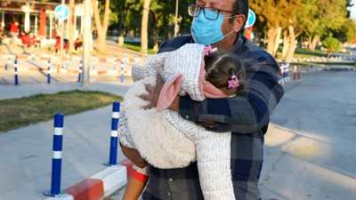 Kameralar önünde 150 kişi taşıdı, hastaneye köfte ekmek yağdı Bugün Ayda’nın yanında yalnızca babası vardı!