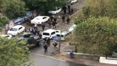 Adliye önünde birbirlerine girdiler, polis güçlükle ayırdı