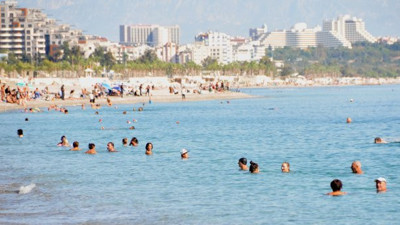 Antalya'da sahiller tıklım tıklım doldu