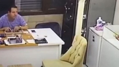 Depreme yakalanan kuyumcu kendini böyle korudu