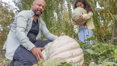 Mardin'de dev kabak yetiştirmenin sırrını verdi. Şehir hayatından sıkılıp memleketine dönmüştü
