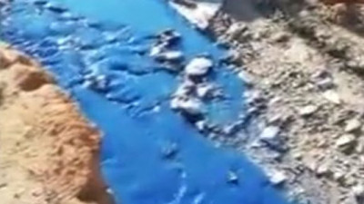 İstanbul'un içme suyuna karışıyor. Mavi ve siyah rengini gören korkuyor, kokudan yanına yaklaşamıyorlar