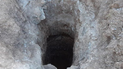 Define avcıları kazmayı taşa vurdu