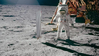 Neil Amstrong'un Ay'da çektiği fotoğraflar satışa çıkacak