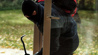 Gana'da eve giren hırsız hayatının şokunu yaşadı. Ev sahibi genç kadına tecavüz etmeye kalktı