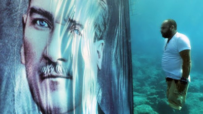 Atatürk'e su altında saygı duruşu