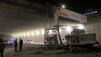 Şanlıurfa'da feci kaza. Çarpışan çekici ile otomobil üst geçitten düştü