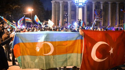 Azerbaycan sokaklarında zafer kutlamaları yapılıyor