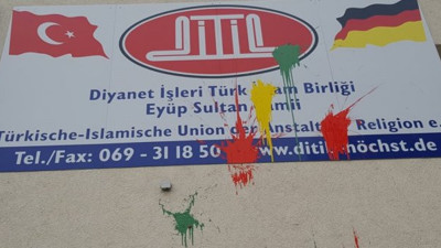 Almanya'da camiler hedef alındı