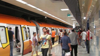 Metro gelirken raylara atladı