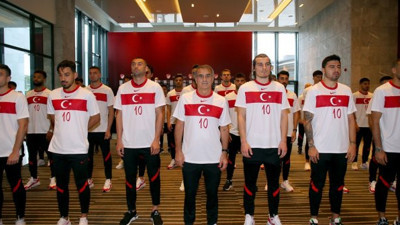 A Milli Futbol Takımı Büyük Önder Atatürk'ü andı