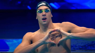 Milli yüzücü Emre Sakçı bir rekor daha kırdı. İlk rekor kırdığında İzmir depremi için göğsüne İzmir yazıp kalp işareti yapmıştı