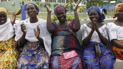 Nijerya'da yemiyor içmiyorlar tüm paralarını mucize kreme harcıyorlar. Uzmanların tehlike uyarısı bile durduramıyor. O ürünü alamayan kadınlar kocalarını boşuyor