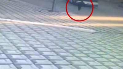 Otobüs bir anda geri geri gitmeye başladı, şoför sadece peşinden koşabildi. Olası faciadan böyle kurtuldular