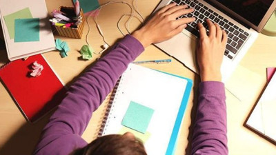 Korona virüs nelere kadir. Hamile kadın babasını öyle görünce şok oldu. Öğretim üyesi canlı yayında ders yaparken soyuldu