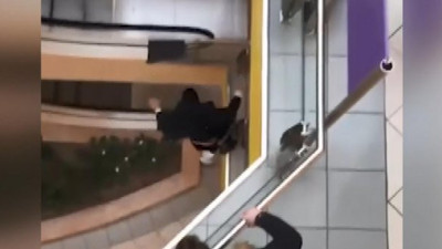 Hırsız AVM'den aşağıya atladı